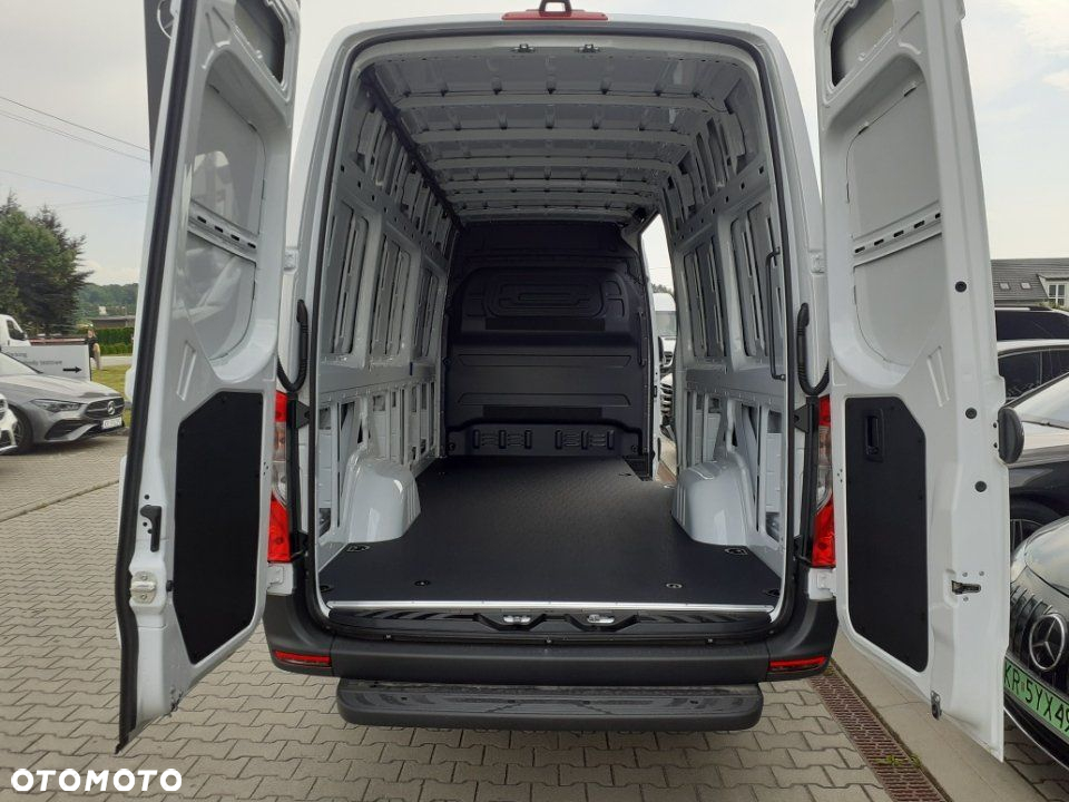 Mercedes-Benz eSprinter - 11