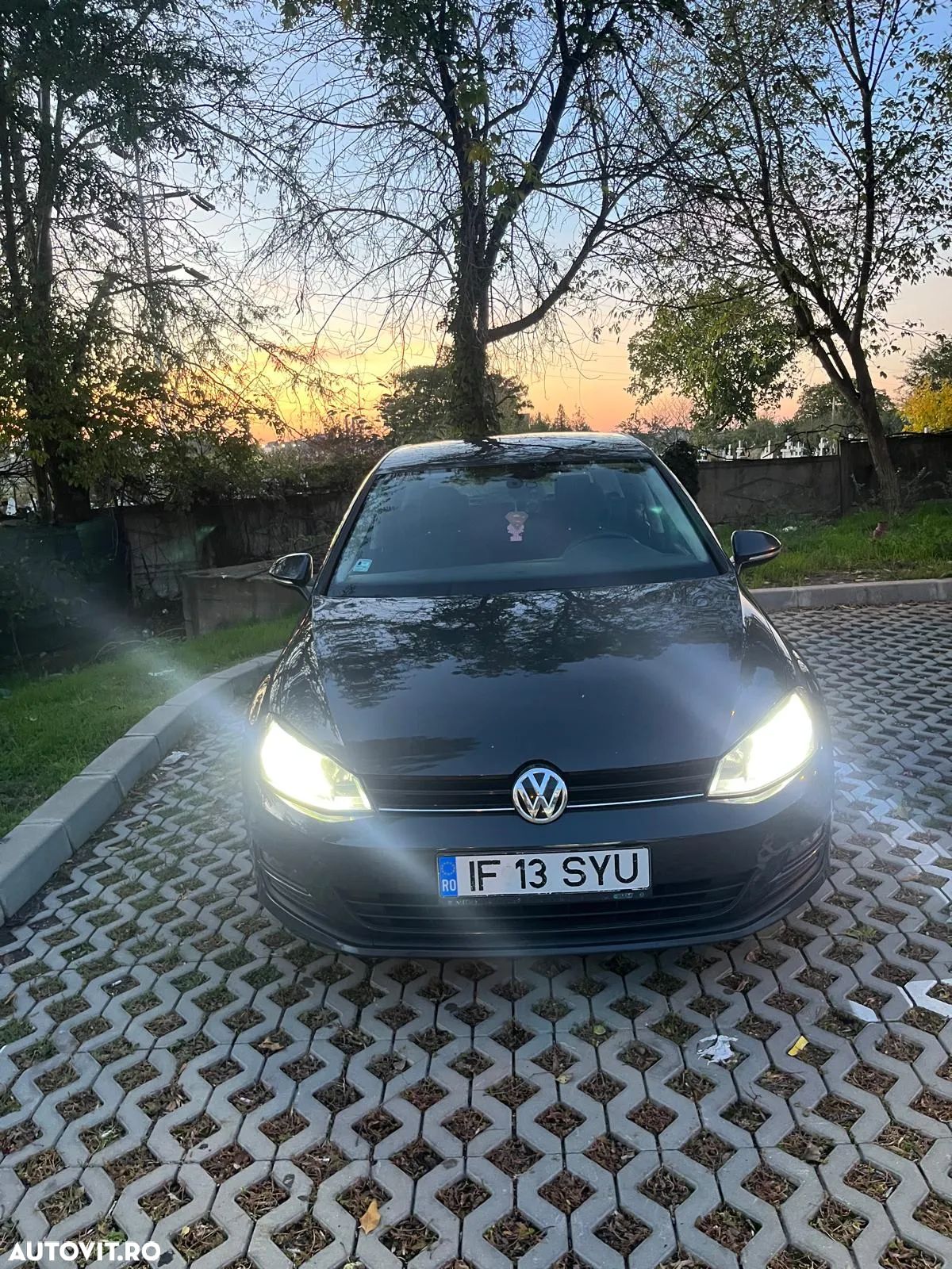 Volkswagen Golf - 1