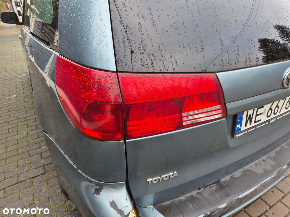 Lampa tył w klapę Toyota Sienna 03-10r. - 1