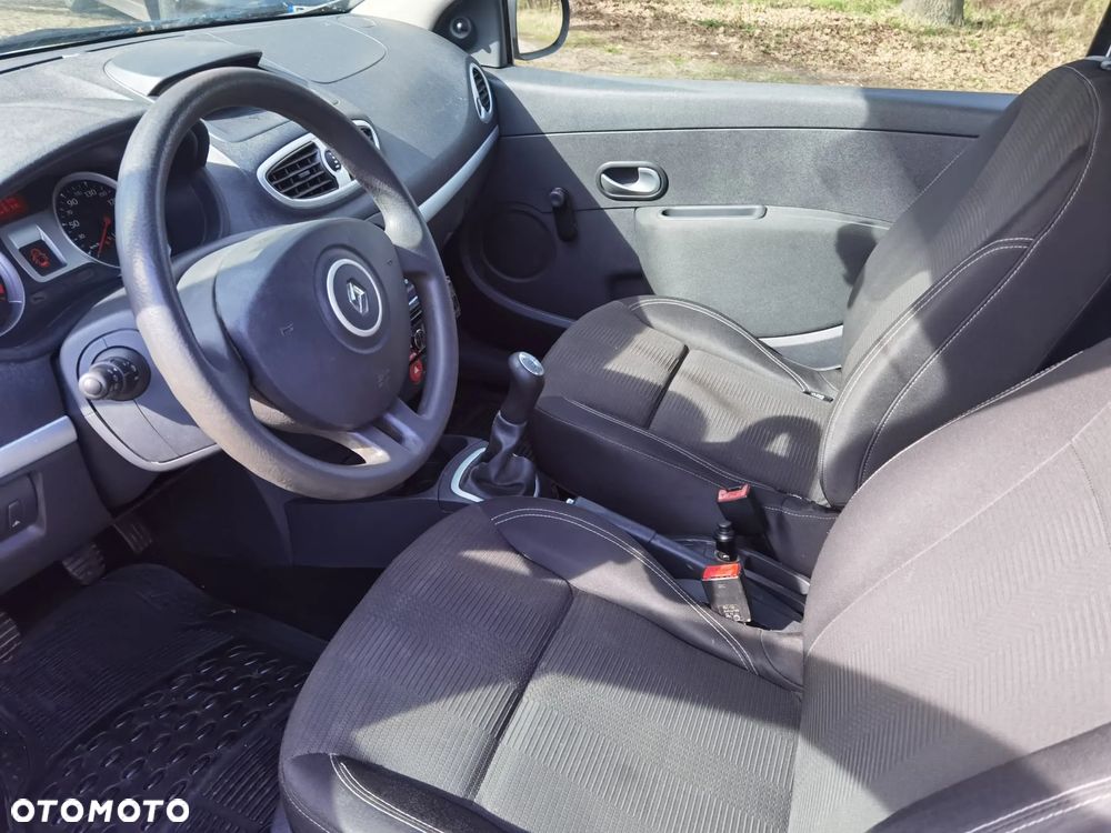 Renault Clio 1.2 16V 75 Expression - 9