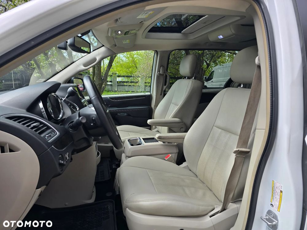 Chrysler Town & Country - 11