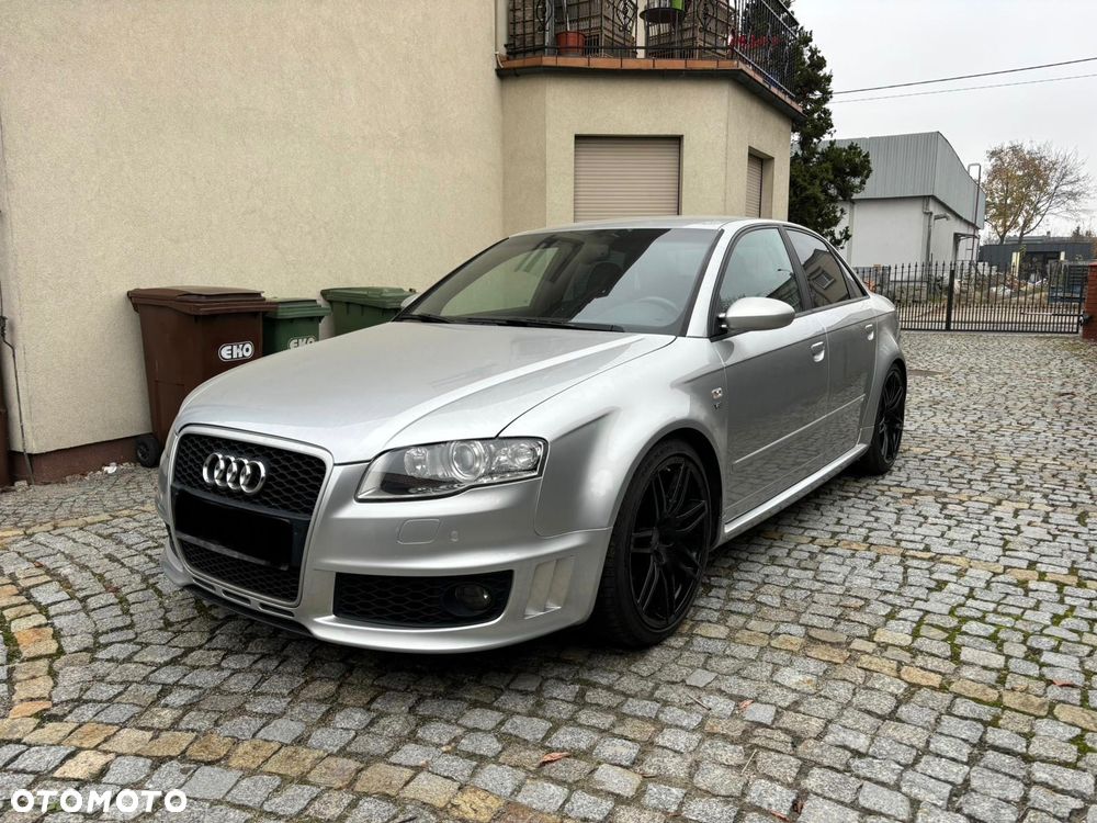 Audi RS4 Limousine - 1