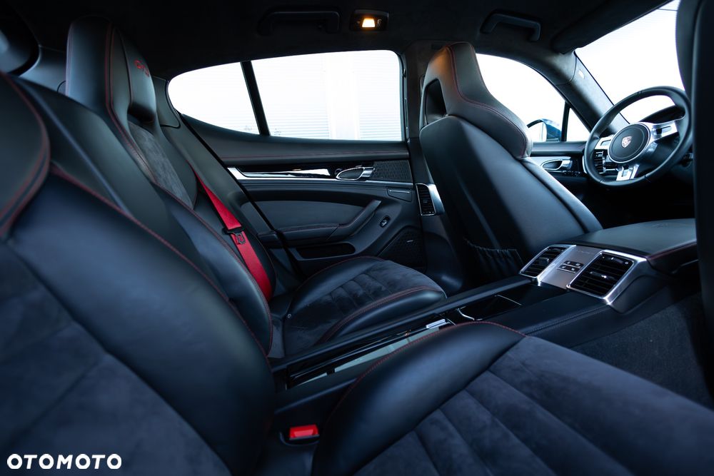 Porsche Panamera GTS PDK - 23