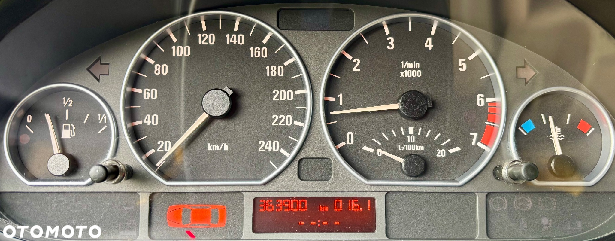 BMW Seria 3 330i Touring - 13