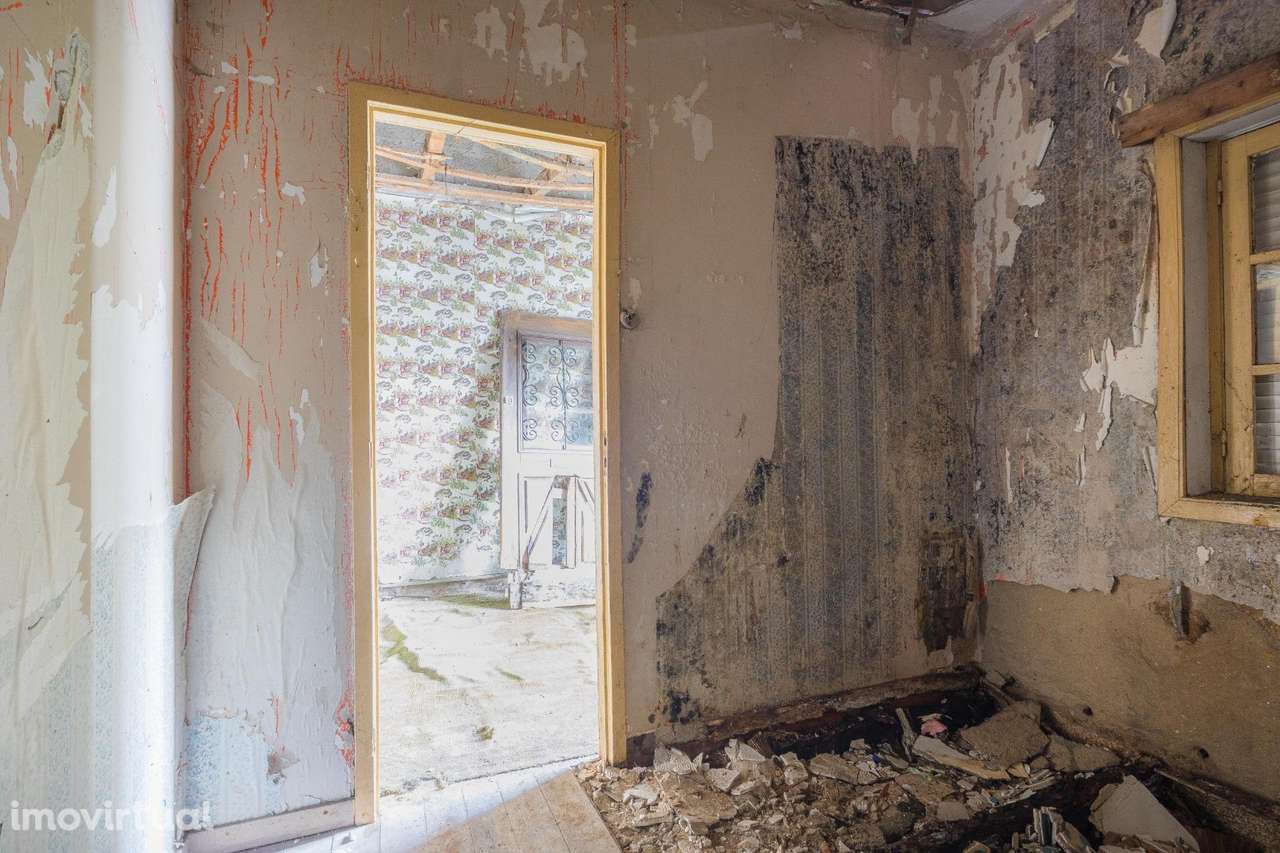Moradia T2 para Restauro – Oportunidade Única no Coração de... - Grande imagem: 5/24