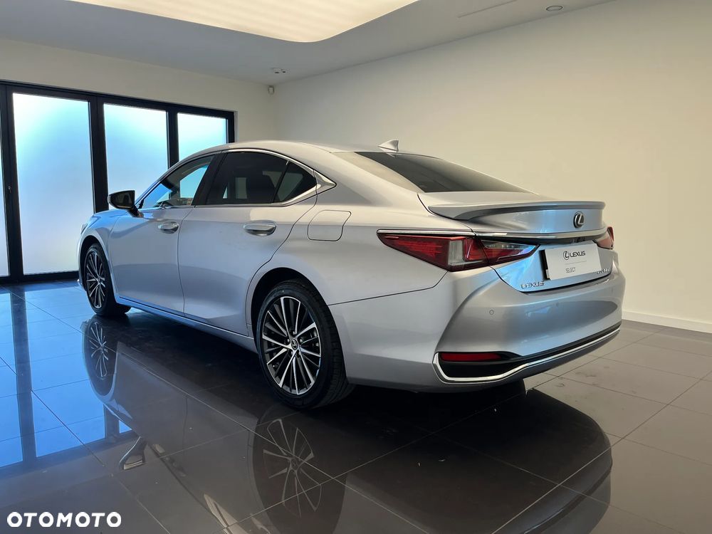 Lexus ES - 7