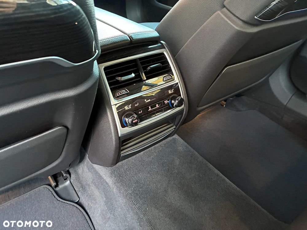 BMW Seria 7 740Li - 32