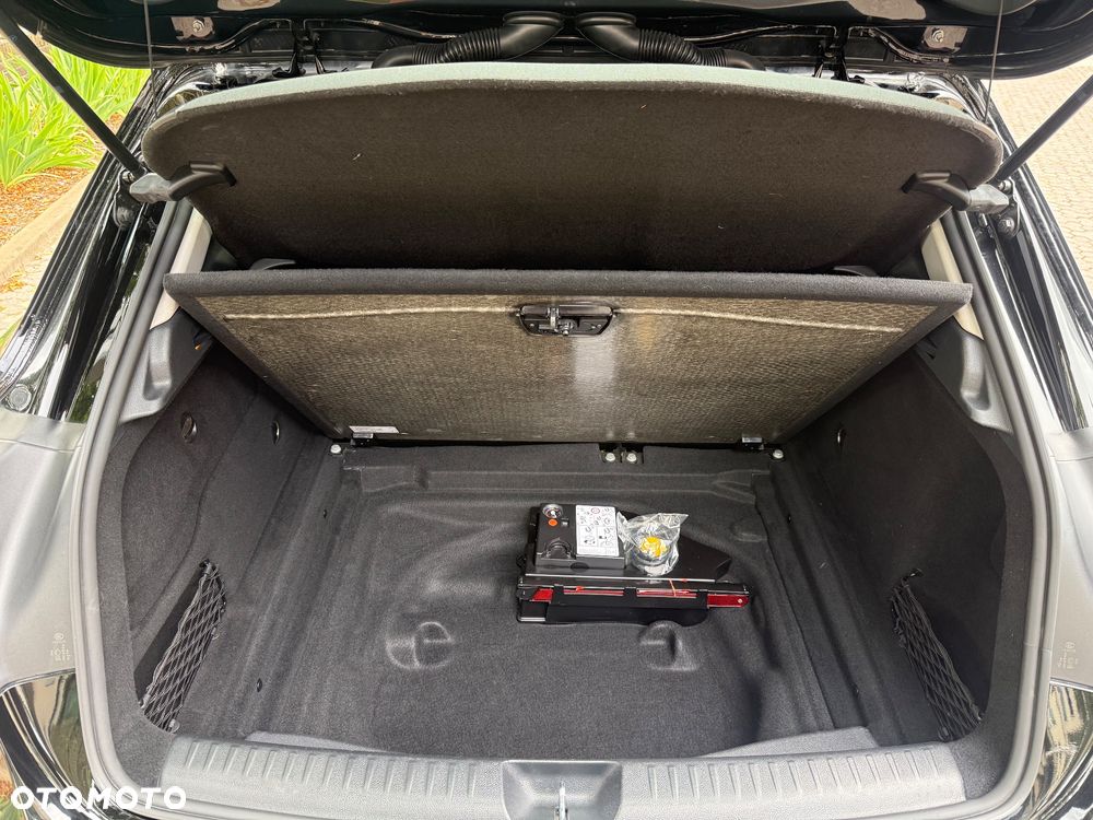 Mercedes-Benz GLA 180 7G-DCT - 23