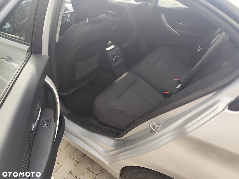 BMW Seria 3 330i Sport Line - 8