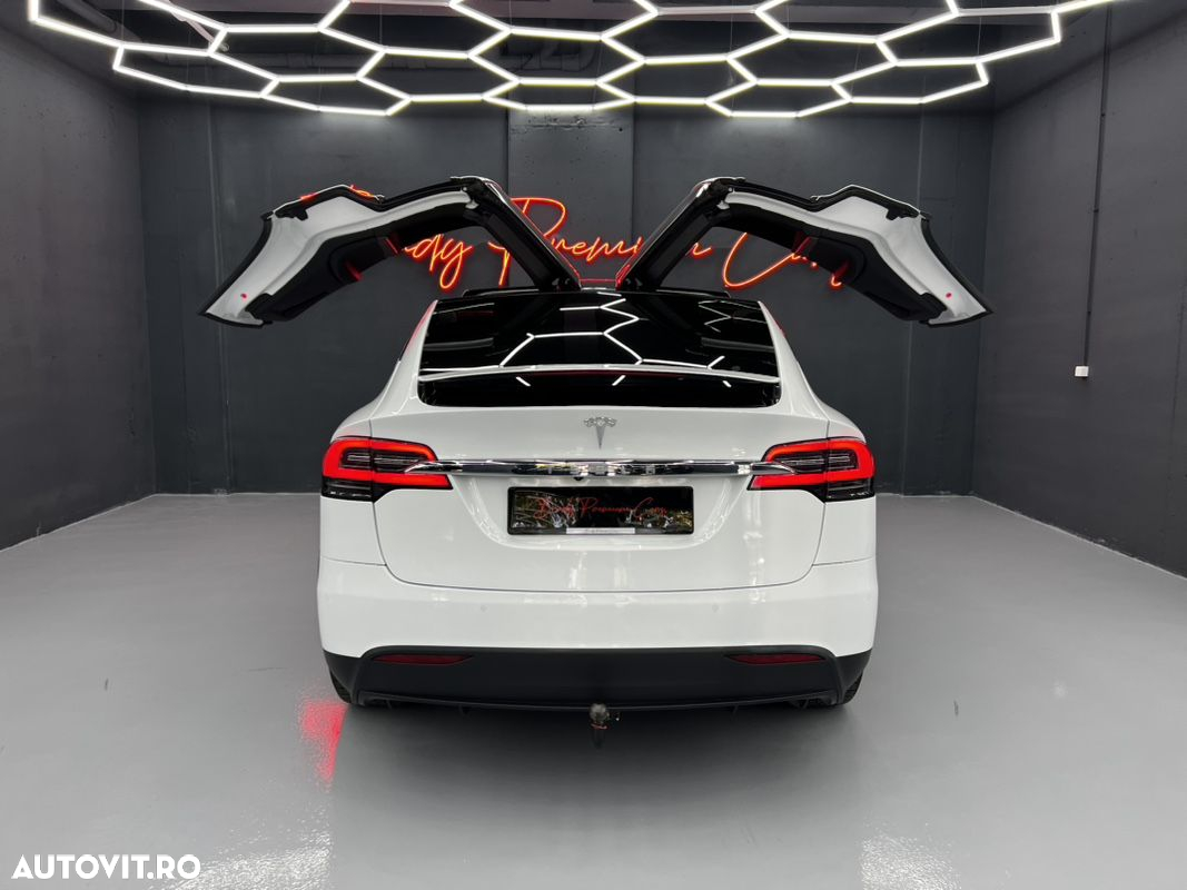 Tesla Model X - 7