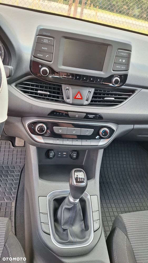 Hyundai i30 1.6 D Classic + - 16