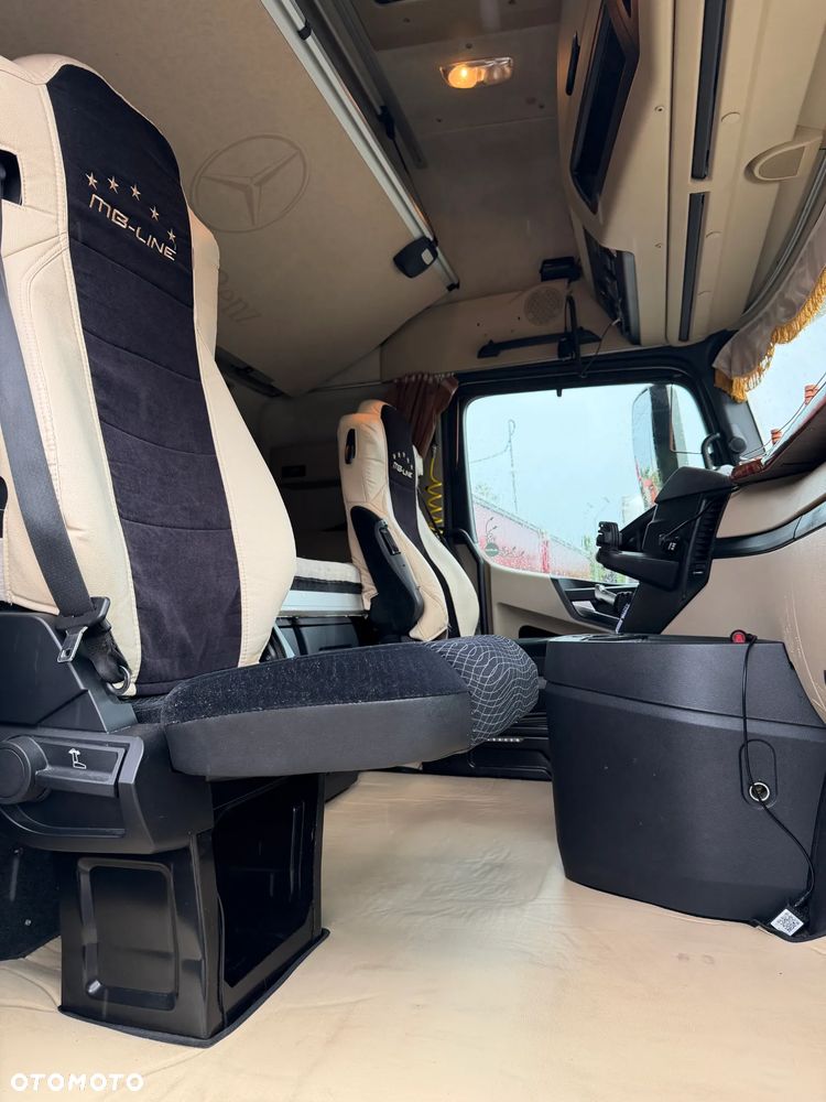 Mercedes-Benz ACTROS 1845 / EURO 5 / GIGA SPACE / NOWY TACHOGRAF / 2013 REJESTRACJA / BARDZO ŁADNY STAN / BEZ RETARDERA / BLUETEC 5 / 2 ZBIORNIKI PALIWOWE / KSENONY / LODÓWKA / PŁASKA PODŁOGA !! - 36