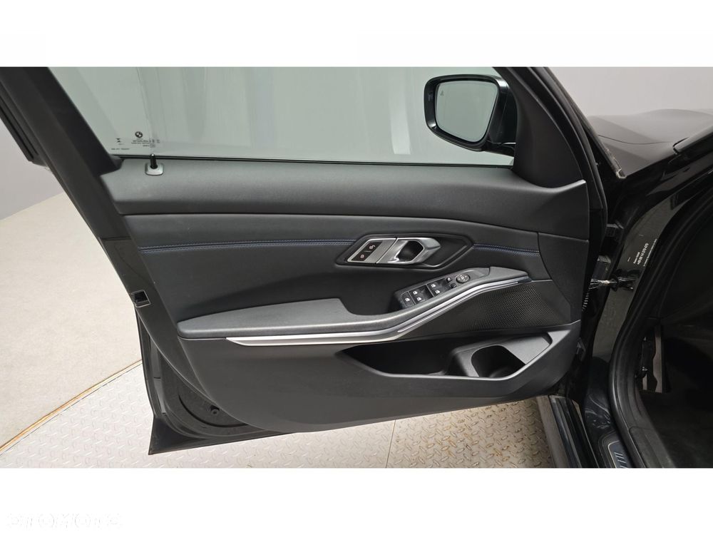 BMW Seria 3 320d xDrive M Sport - 17