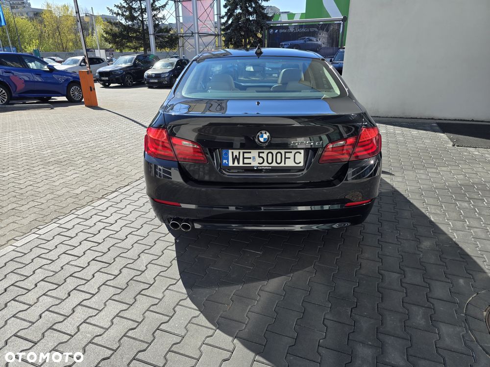 BMW Seria 5 525d xDrive - 11