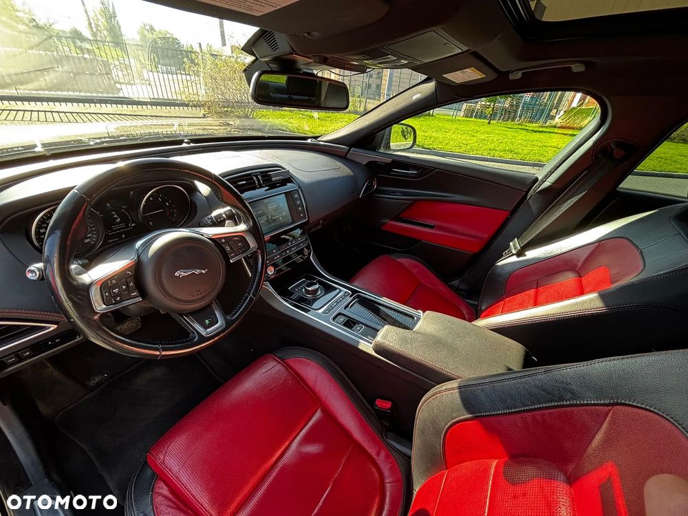Jaguar XE 30t AWD R-Sport - 12