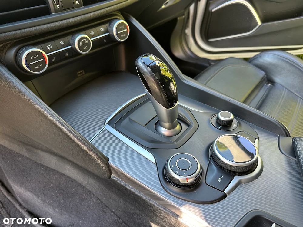 Alfa Romeo Giulia 2.0 Turbo 16V AT8 Veloce Ti - 12