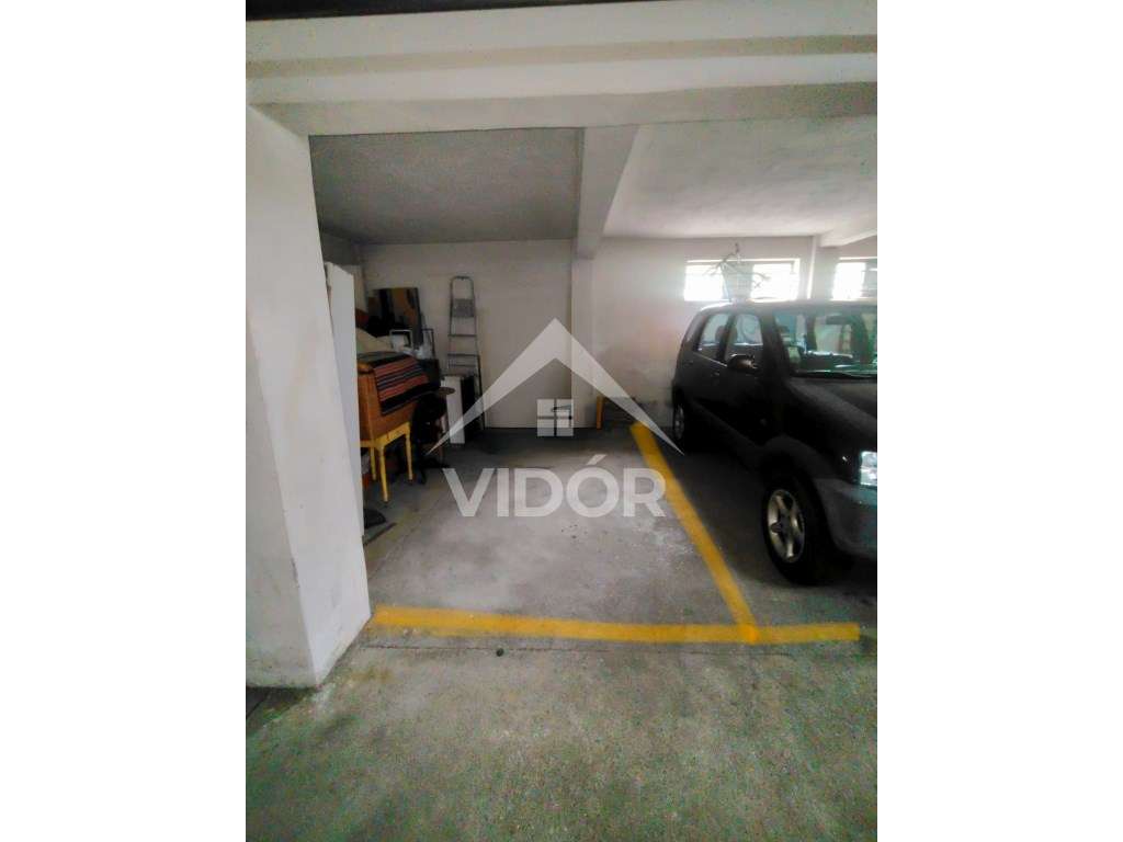 Garagem na Rua Camilo Pessanha nos Montes Burgos - Grande imagem: 2/3
