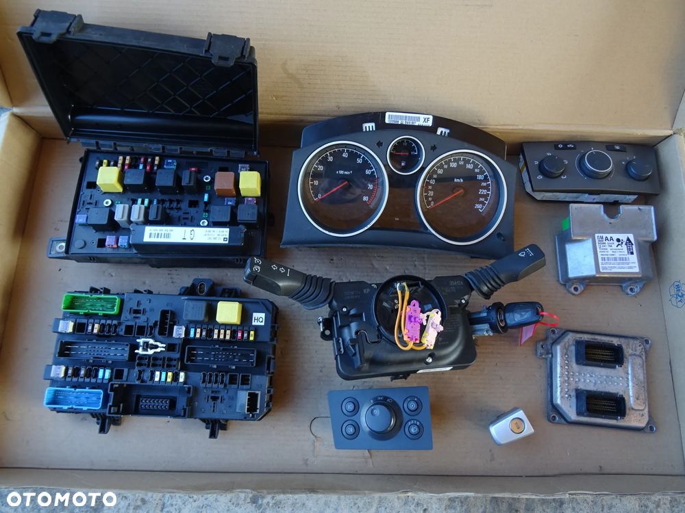 MODUŁ NADWOZIA UEC OPEL ZAFIRA B ASTRA H TWIN TOP 13206747 GT + KOD PIN - 6