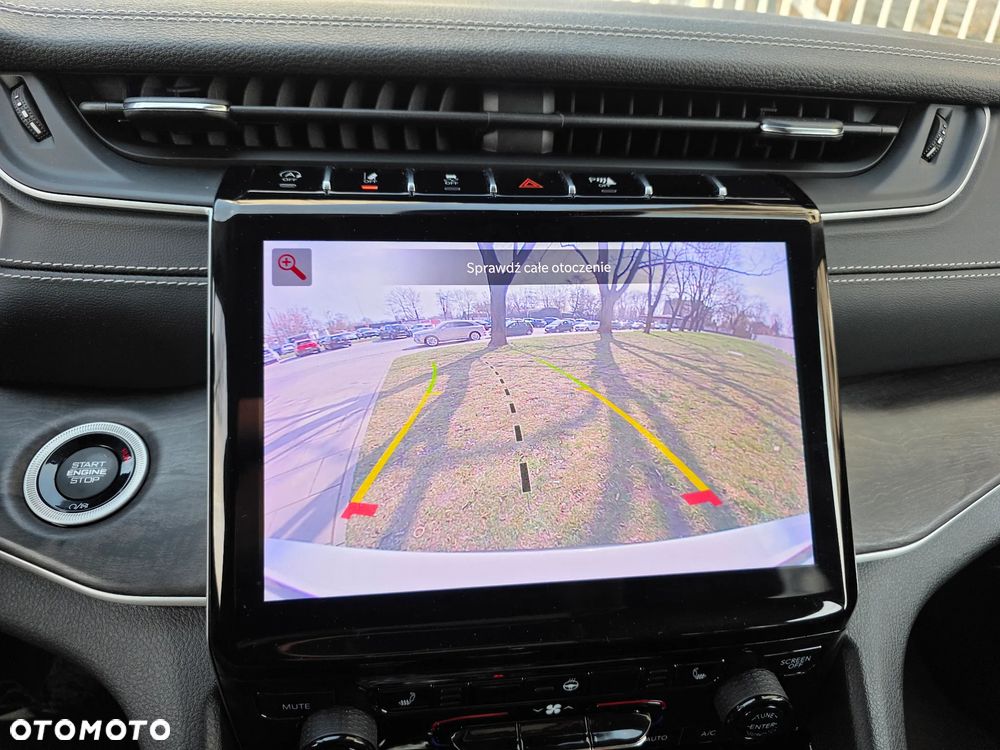 Jeep Grand Cherokee - 12