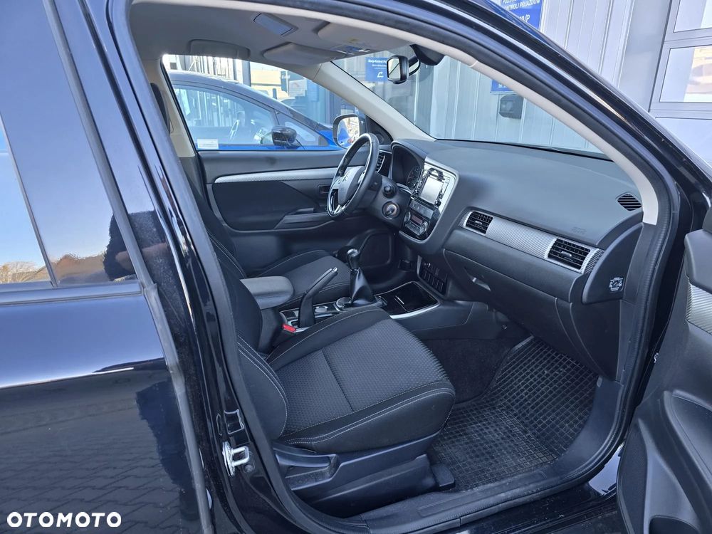 Mitsubishi Outlander 2.0 Invite + 2WD - 10