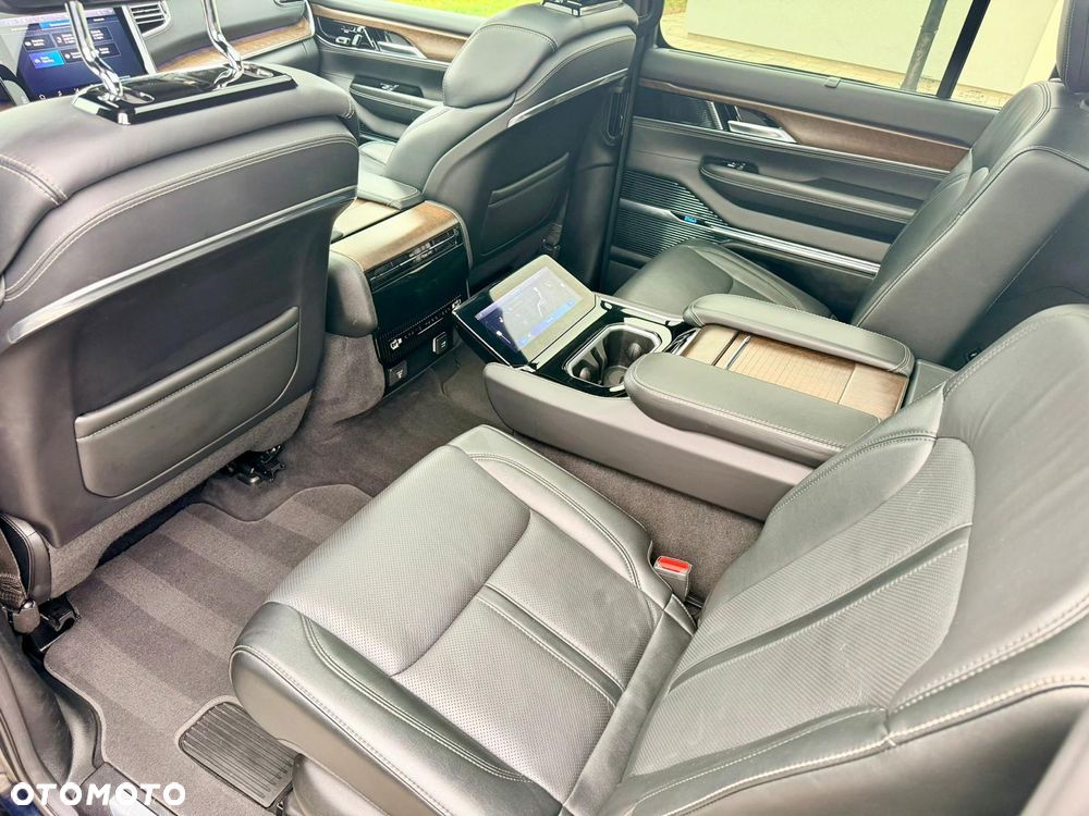 Jeep Grand Wagoneer - 32