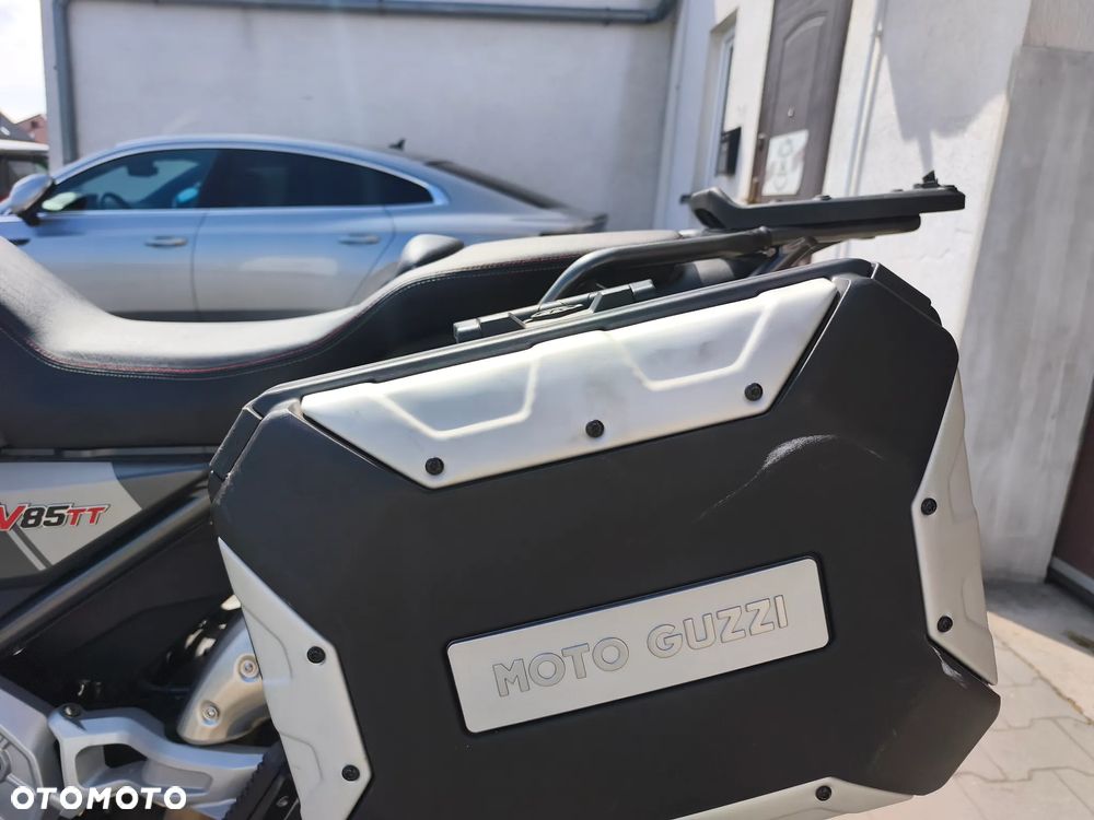 Moto Guzzi V85 - 12