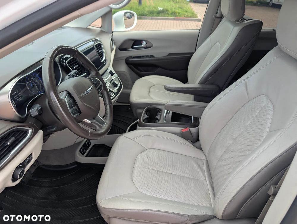 Chrysler Pacifica - 10