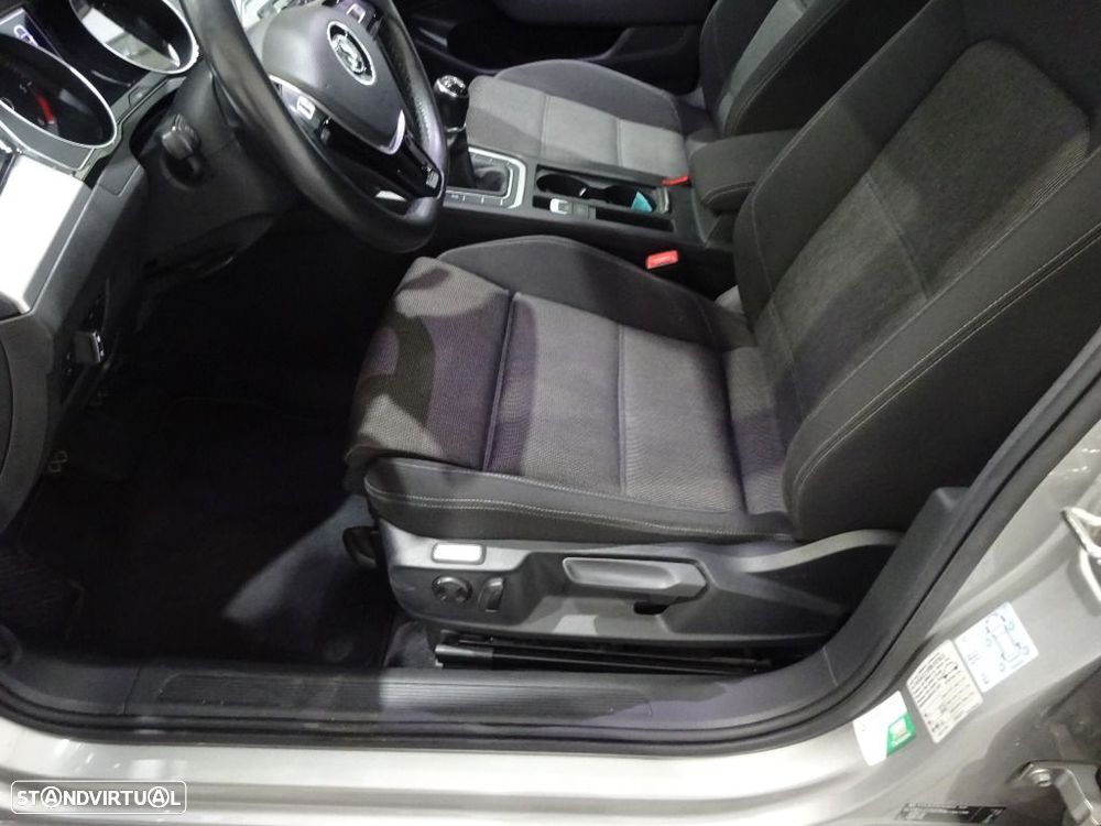 VW Passat 1.6 TDI Confortline - 11