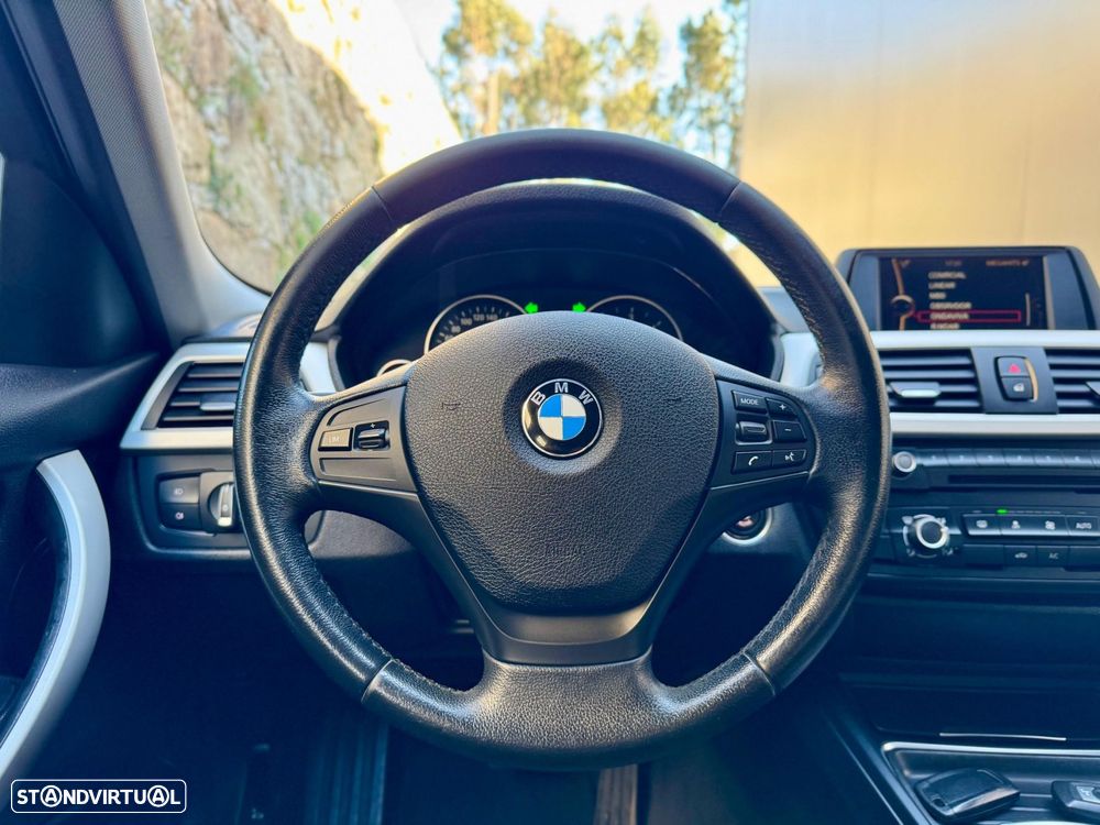 BMW 318 d Touring Auto - 30