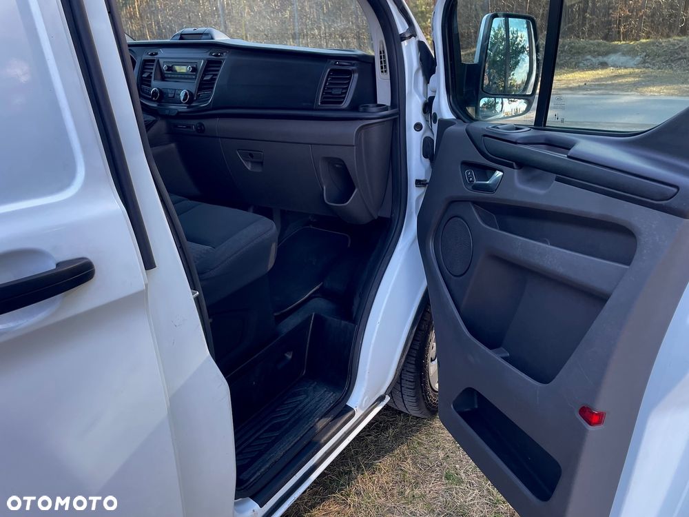Ford Transit Custom Van - 13