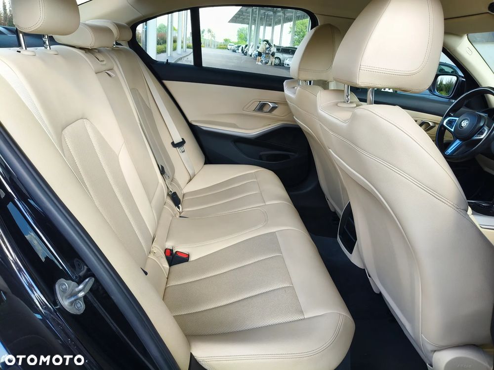 BMW Seria 3 318i - 12