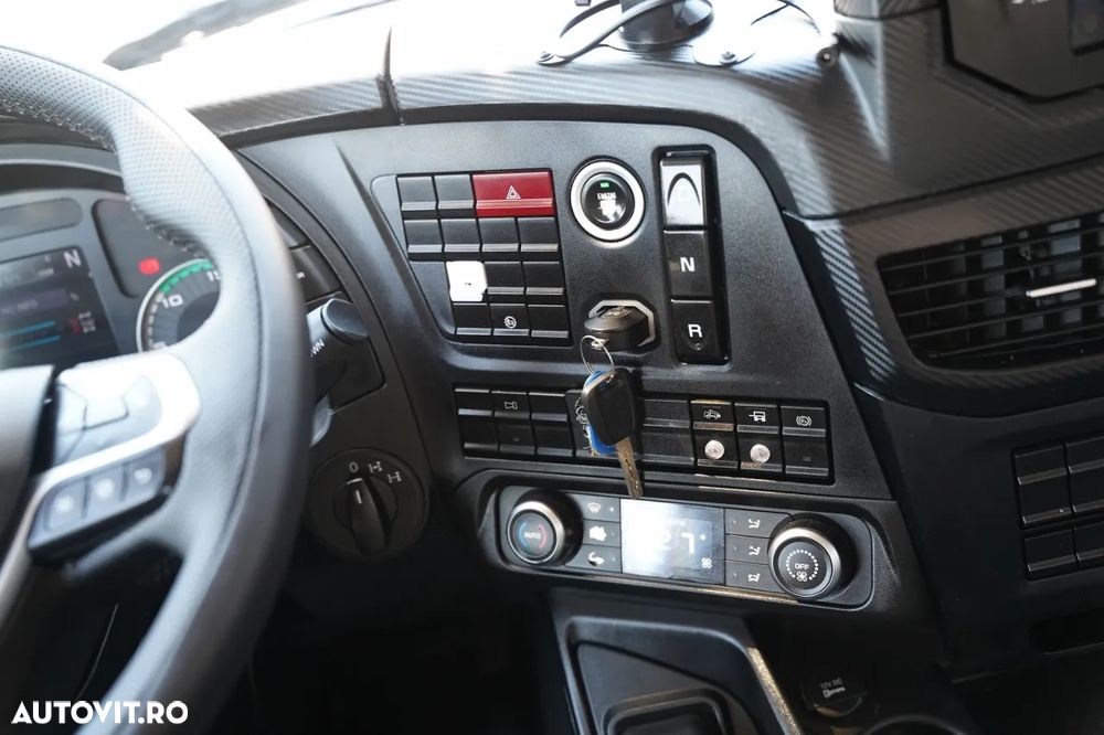 Iveco X-WAY 480 / 8X4 / BASCULATOR DUBLU / BANCĂ LATERALĂ HIDRODOXICĂ / PERDĂ ELECTRICĂ / ANVELOPE 100% / - 33