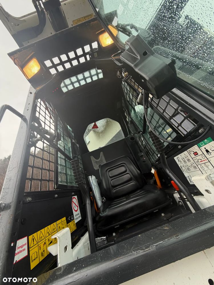 Bobcat S70 Mini-ładowarka 4x4 wózek terenowy. Łyżka widły. Kabina ogrzewana pełne szkło + drzwi ! aktualne serwisy DEKRA. Dokumentacja. silnik Kubota 3cyl. Maszyna Jak Nowa z Salonu! Pochodzi z Norweskiego Gospodarstwa! 2019 rok 715 mtg! Zero luzów i wycieków. Bardzo mocna i wydajna maszyna o małych gabarytach! Wąskie koła. Idealna do stajni. OKAZJA TANIO - 39