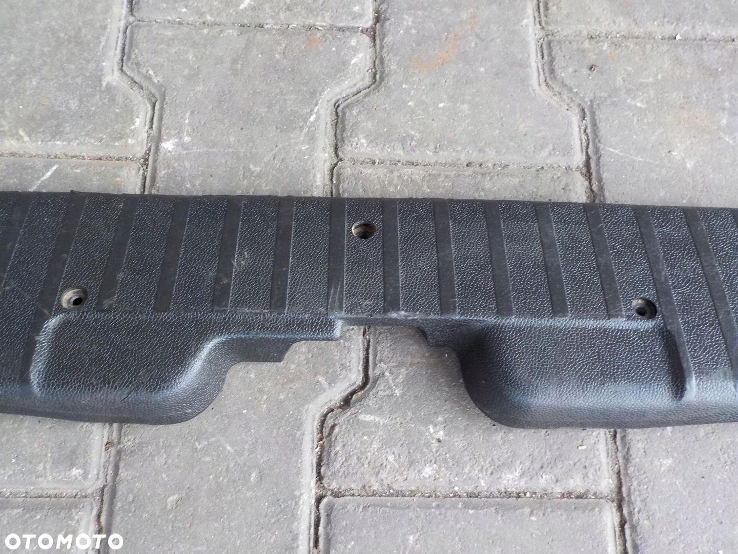 VW T4 LISTWA TYLNA PROGOWA POD KLAPĘ - 2