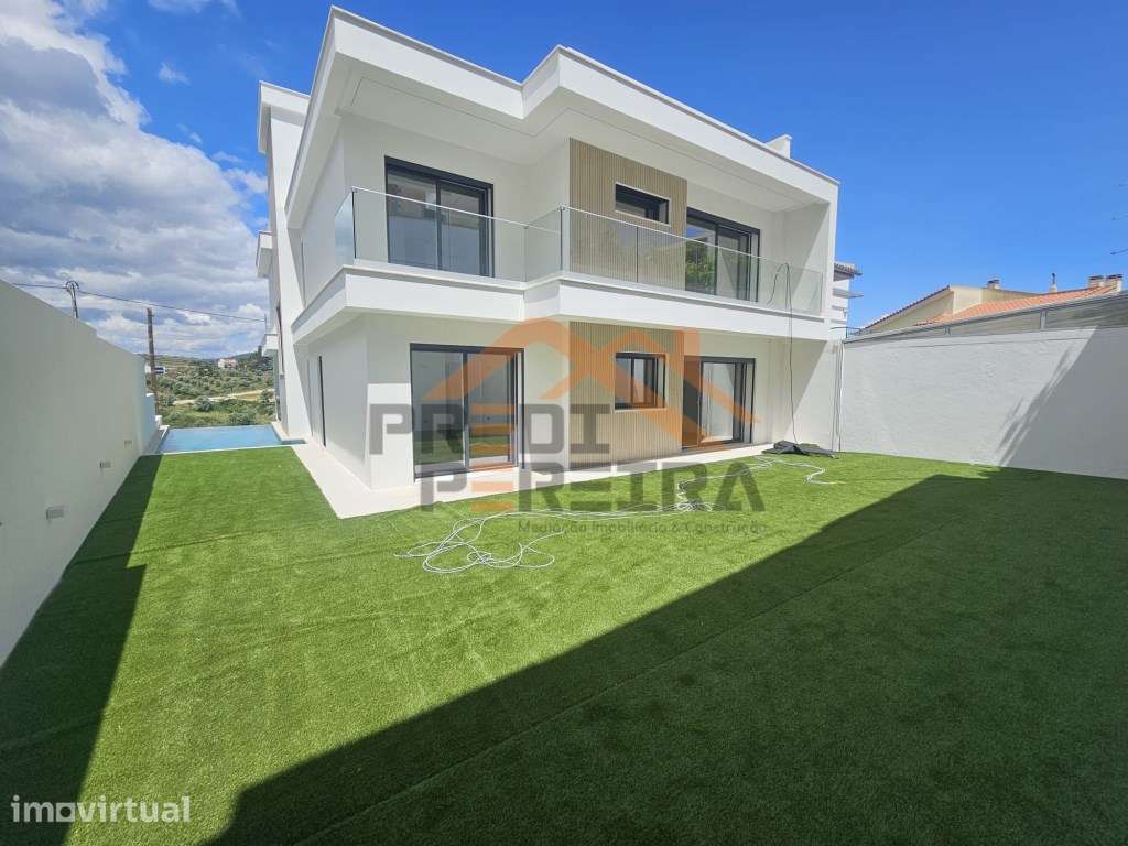 Situada em Santa Iria da Azóia, moradia T5 com piscina aquecida e r... - Grande imagem: 3/45