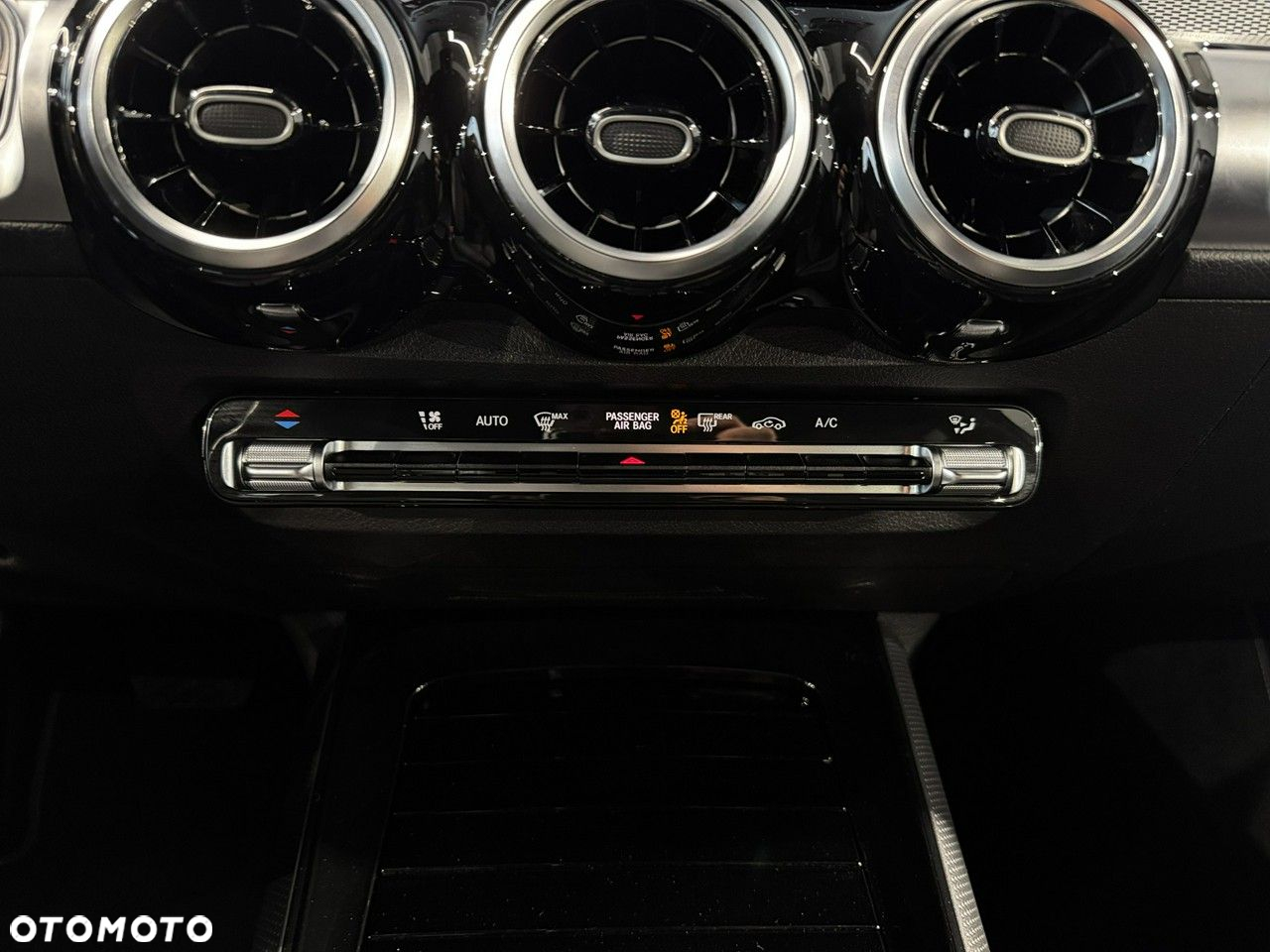 Mercedes-Benz GLB - 25