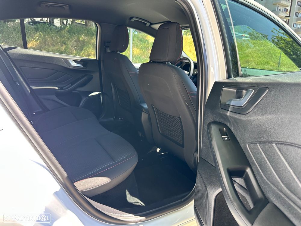 Ford Focus 1.0 EcoBoost S&S ST-LINE - 32