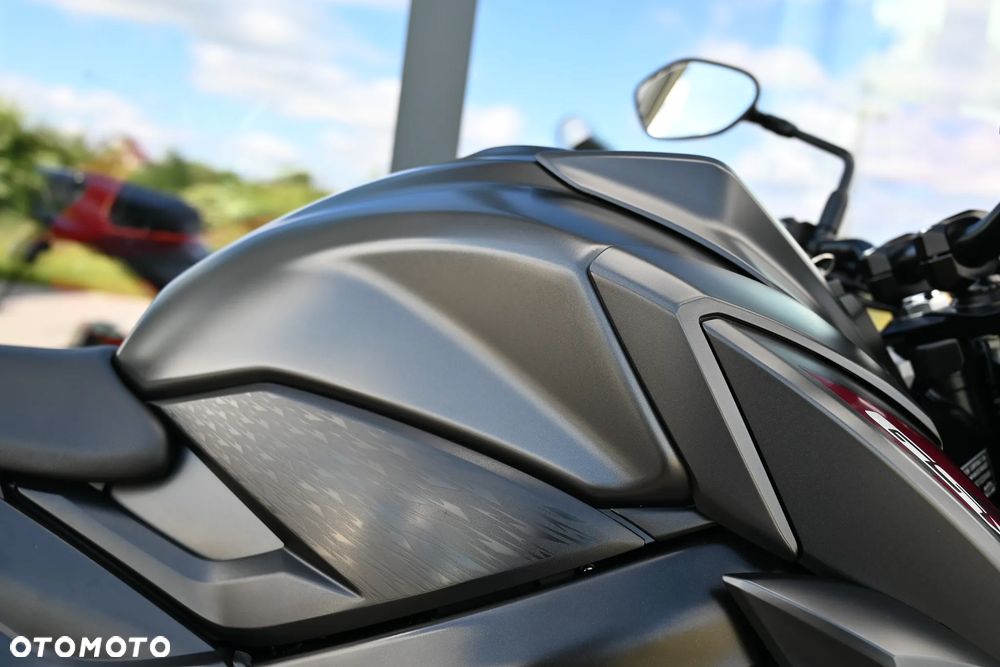 Suzuki GSX - 32