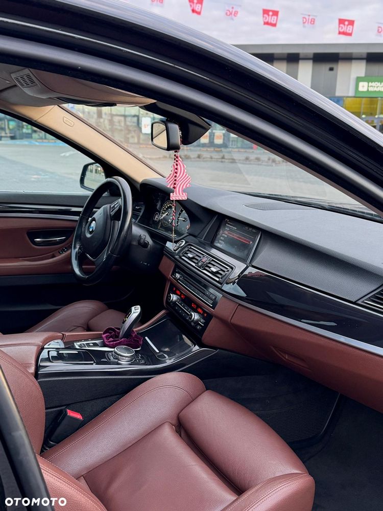 BMW Seria 5 525d xDrive - 11