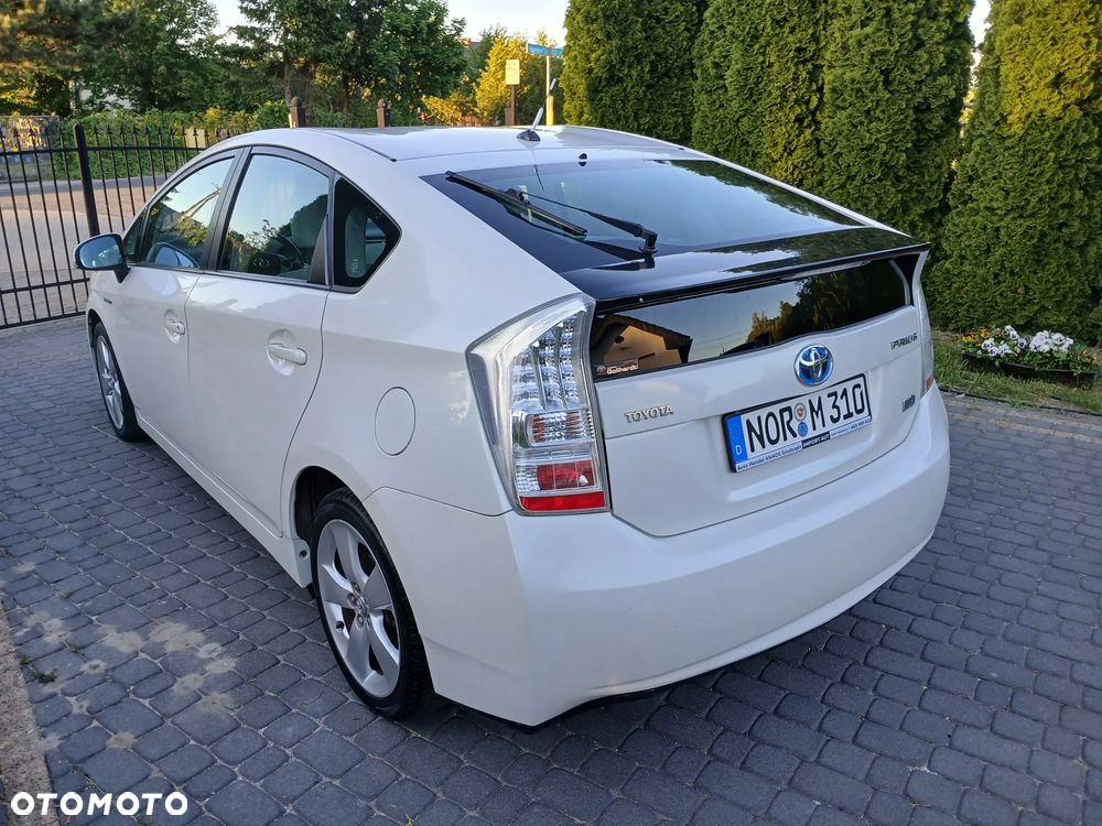 Toyota Prius (Hybrid) Executive - 16