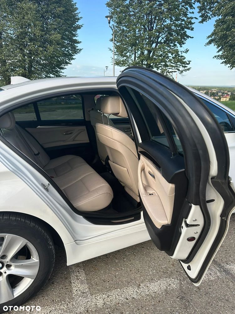 BMW Seria 5 528i xDrive - 14