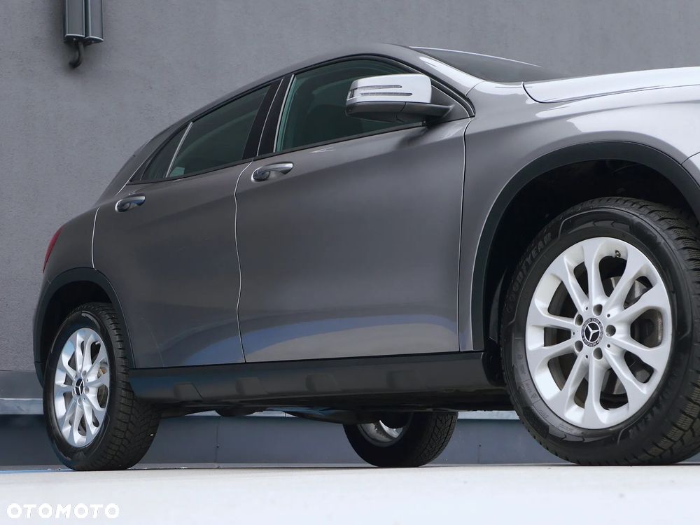 Mercedes-Benz GLA 180 7G-DCT - 36