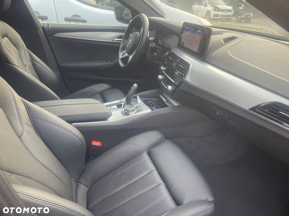 BMW Seria 5 530d xDrive Touring M Sport Edition - 18