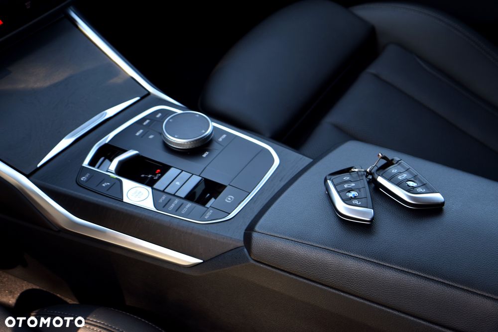 BMW Seria 3 320d xDrive Luxury Line sport - 29