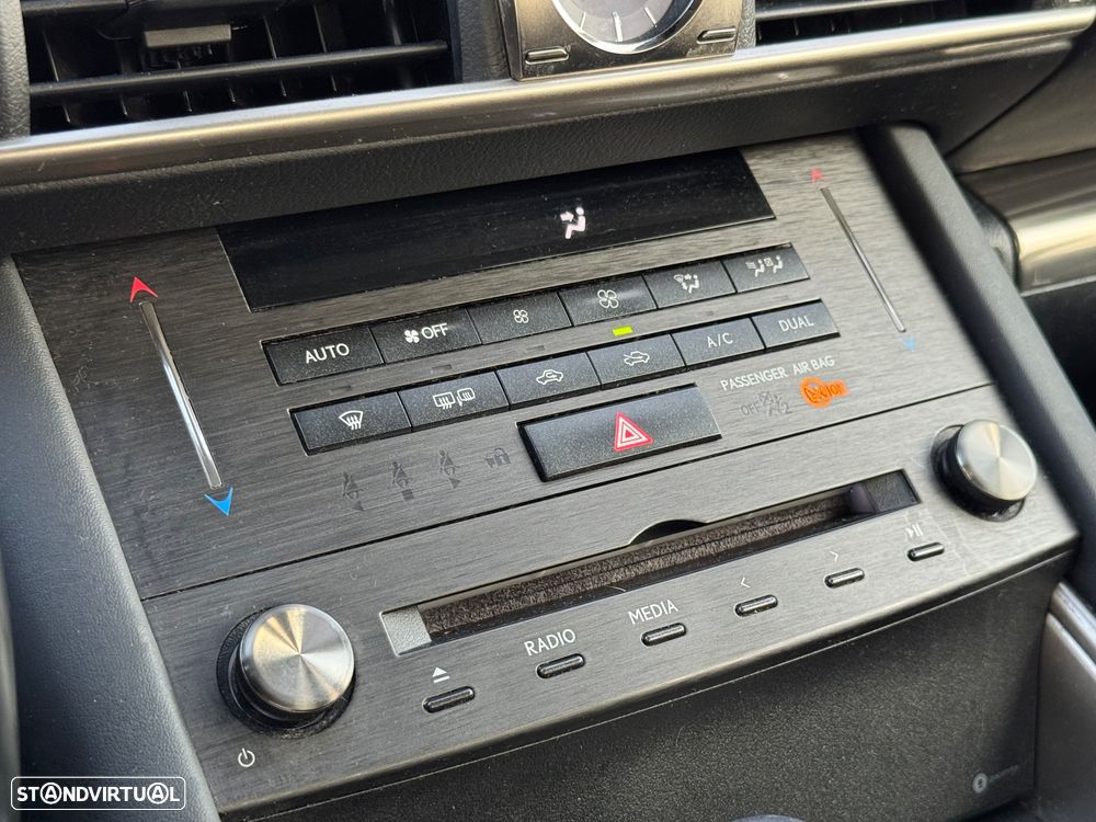 Lexus IS 300H Executive+ - 26
