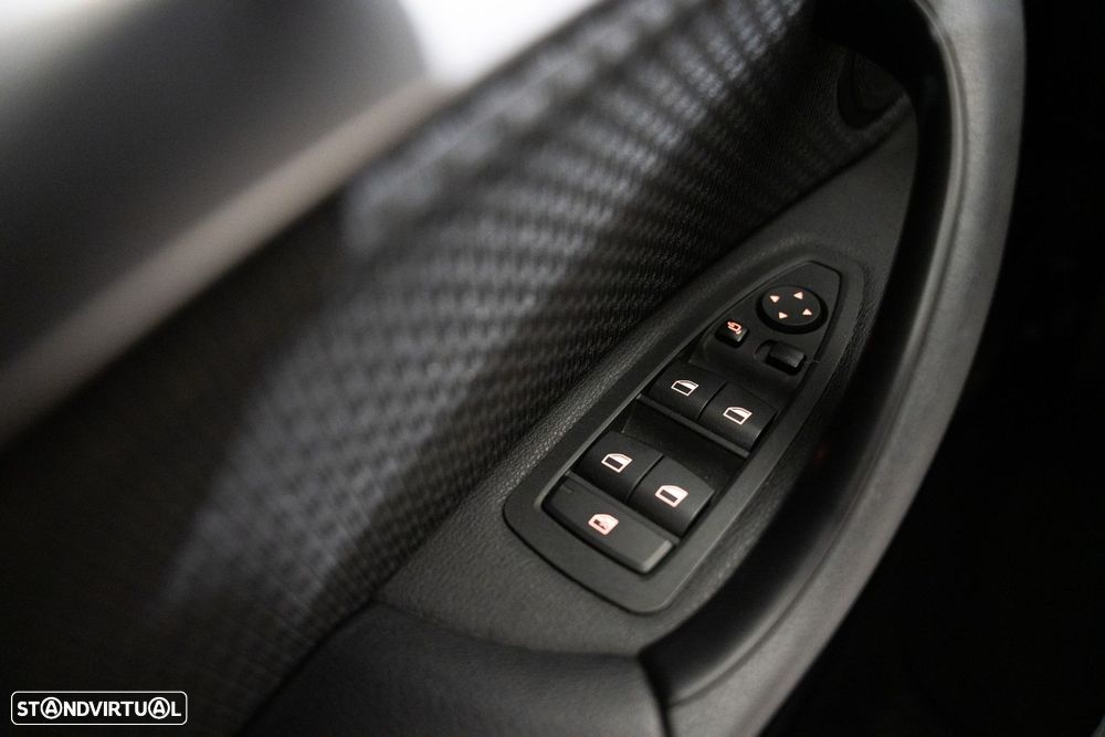 BMW X1 25 e xDrive Corporate Edition - 13