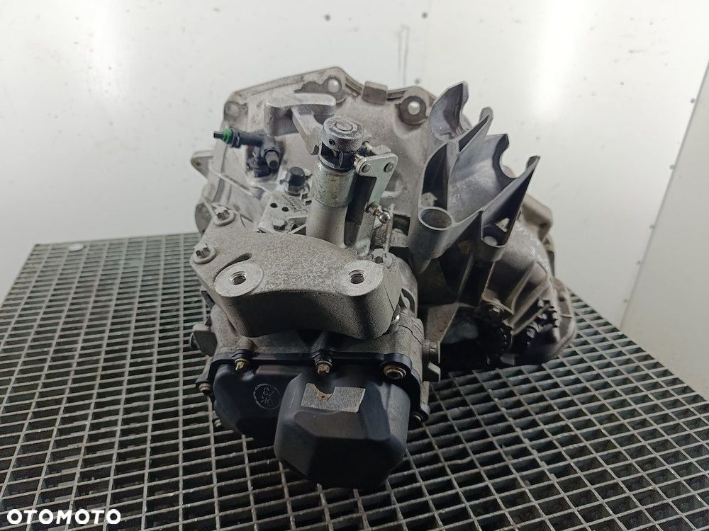 SKRZYNIA BIEGÓW MANUALNA 5 OPEL CORSA E B68S394 1.2 16V - 5