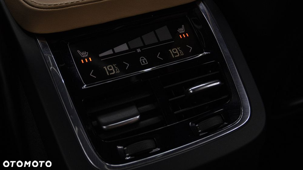 Volvo XC 90 T8 AWD Plug-In Hybrid Plus Dark 7os - 35