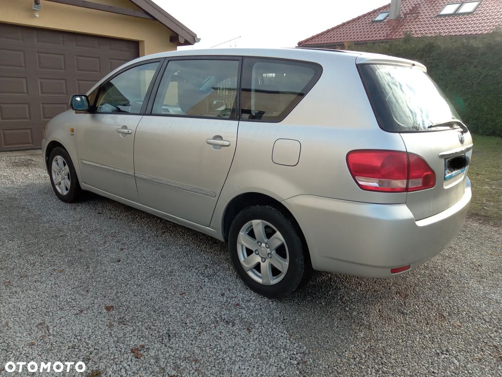 Toyota Avensis Verso - 5