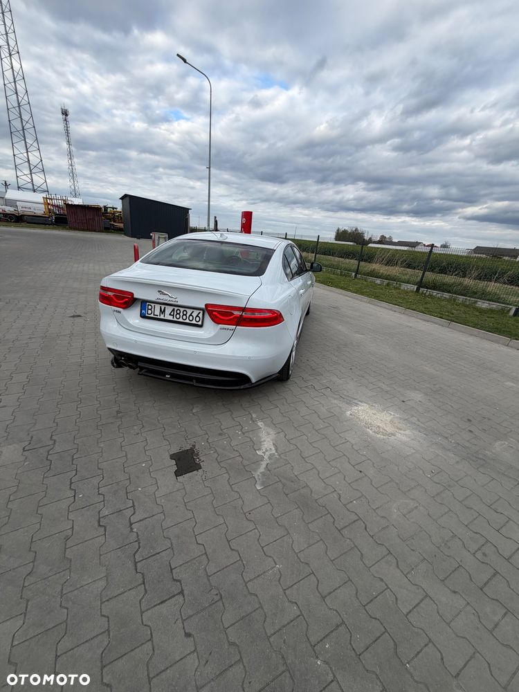 Jaguar XE 2.0 D R-Sport - 4